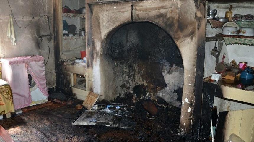 Niksar&rsquo;da Ahşap Evde Yangın