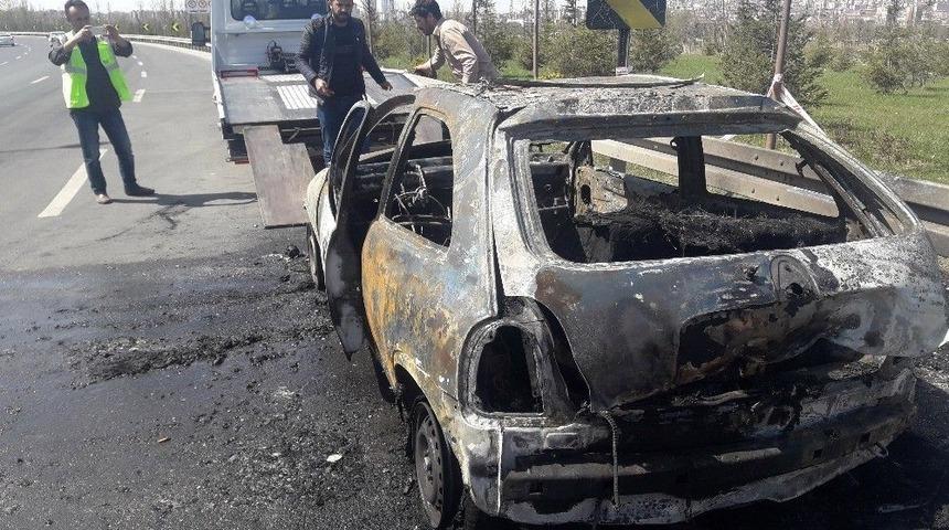 Seyir Halindeyken Alev Alan Otomobil K&uuml;le D&ouml;nd&uuml;