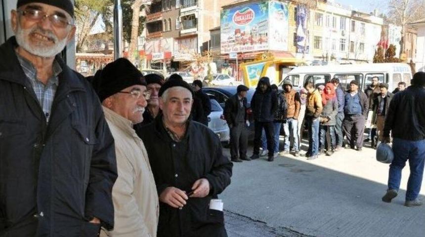 Toki Konutlarına Kayıt Yaptırmak İsteyen Vatandaşlar Uzun Kuyruklar Oluşturdu