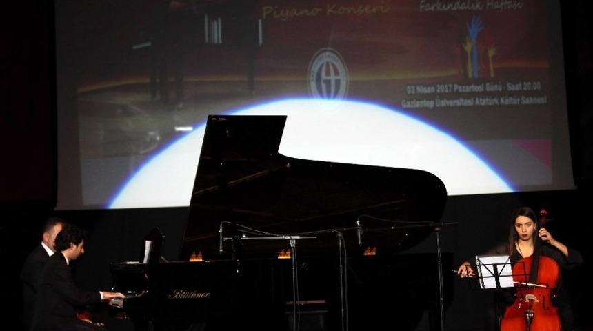 Otizmli &Uuml;&ccedil; Piyanistten Muhteşem Konser