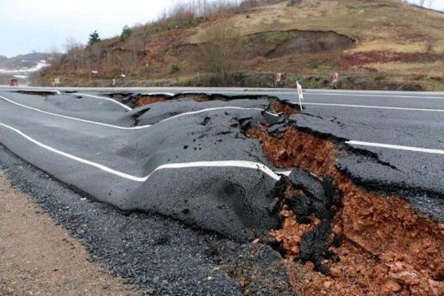 Yeni Yapılan Duble Yol Çöktü