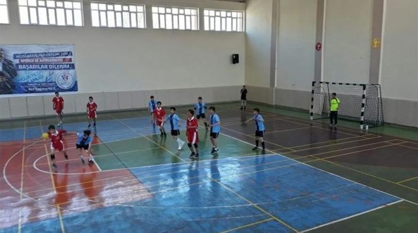 Yıldızlar Hentbol M&uuml;sabakaları Başladı