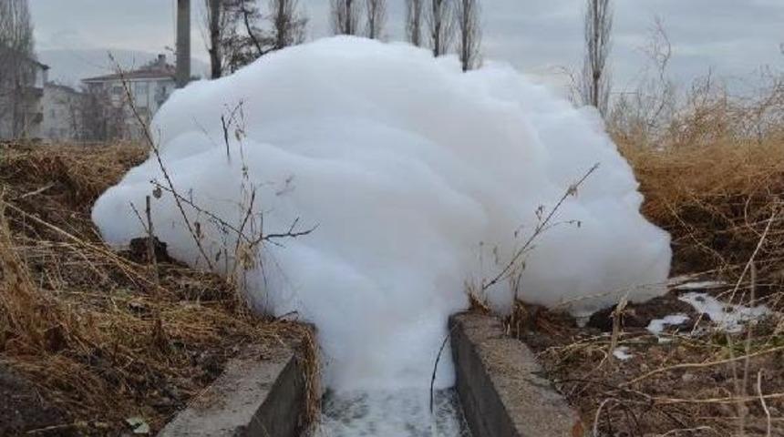 Niğde'de Esrarengiz Köpük