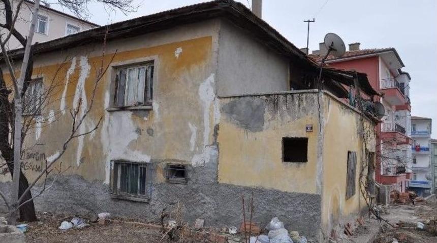 Yaşlı Kadın Tek Odalı Evde Yaşam M&uuml;cadelesi Veriyor