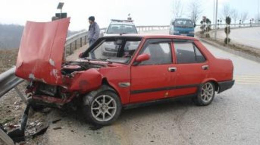 Kaygan Yolda Kontrolden &Ccedil;ıkan Ara&ccedil; Bariyerlere &Ccedil;arparak Durabildi