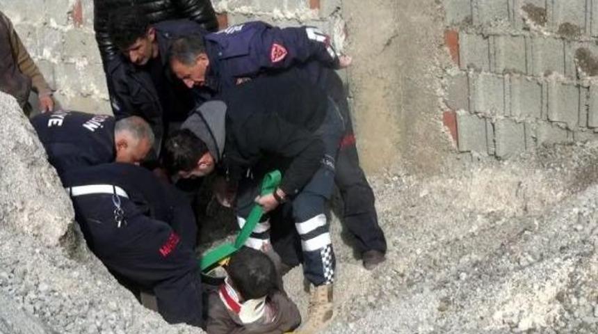 1 Saat Kum Yığını Altında Kalan Gen&ccedil; Canlı Kurtarıldı