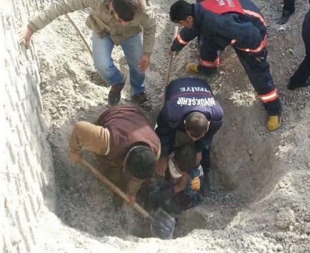 1 Saat Kum Yığını Altında Kalan Gen&ccedil; Canlı Kurtarıldı 1