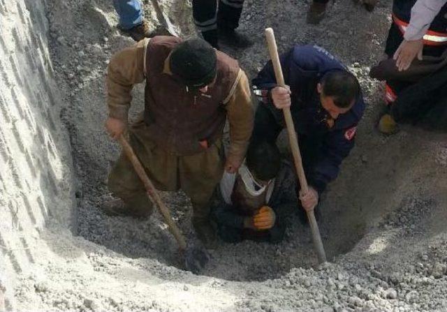 1 Saat Kum Yığını Altında Kalan Gen&ccedil; Canlı Kurtarıldı 2