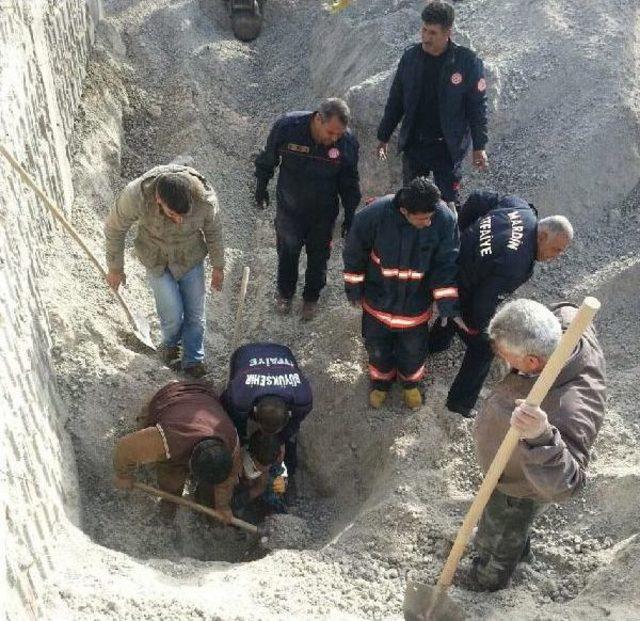 1 Saat Kum Yığını Altında Kalan Gen&ccedil; Canlı Kurtarıldı 3