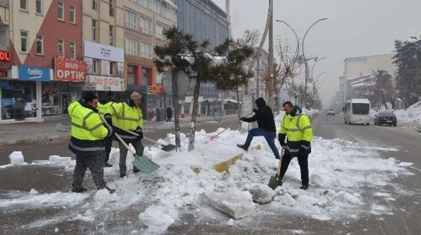 Muş&rsquo;ta Kar Taşıma &Ccedil;alışmaları Devam Ediyor