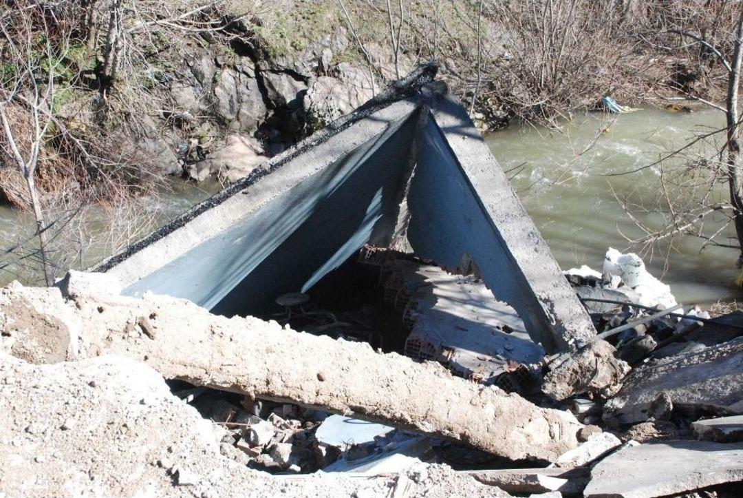 &Ccedil;&ouml;ken İstinat Duvarı Esnafa 30 Bin Tl Zarar Verdi