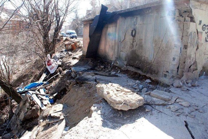 Çöken İstinat Duvarı Esnafa 30 Bin Tl Zarar Verdi G3