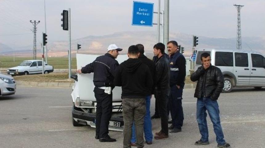 Hafif Ticari Ara&ccedil;la Otomobil &Ccedil;arpıştı: 1 Yaralı