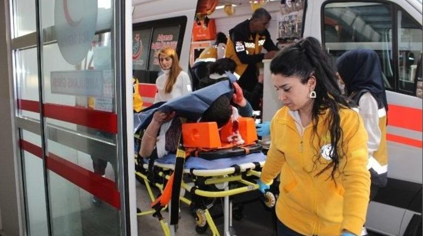 Otomobil Şarampole Yuvarlandı: 2 Yaralı