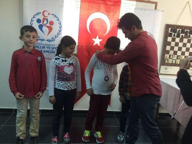 Hisarcık Atat&uuml;rk İlkokulunun Satran&ccedil; Başarısı 1
