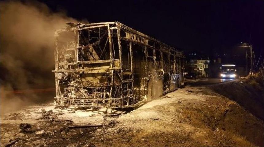 Park Halindeki Halk Otob&uuml;s&uuml; Alev Alev Yandı