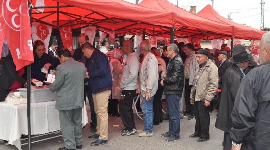 Merhum Alparslan T&uuml;rkeş &Ouml;l&uuml;m Yıl D&ouml;n&uuml;m&uuml;nde Lokma Dağıtıldı