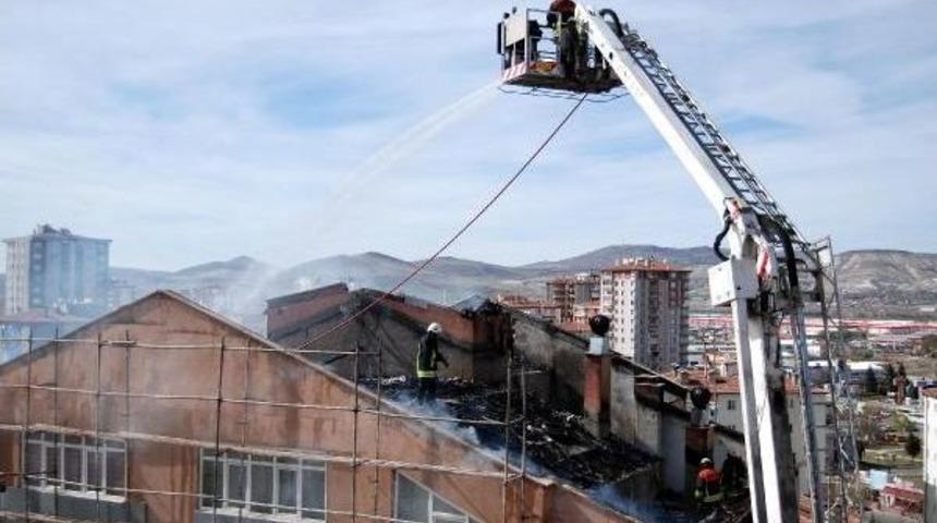 Kayseri'de 9 Katlı Apartmanda Korkutan Yangın