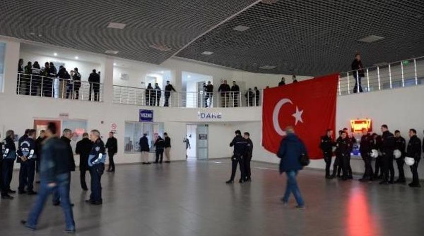 Mersin Otogarı Işletmecisi Polis Eşliğinde Tahliye Edildi