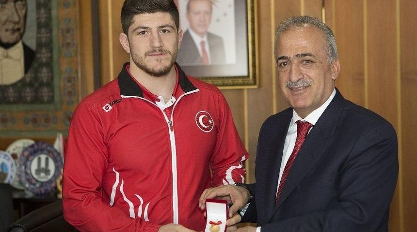 Şampiyon G&uuml;reş&ccedil;i, Rekt&ouml;r &Ccedil;omaklı&rsquo;yı Ziyaret Etti