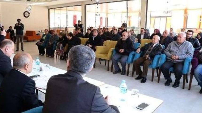 Başkan G&uuml;rlesin Vatandaşlarla Halk G&uuml;n&uuml;nde Buluştu