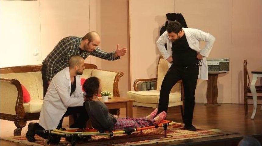 Erdemli Belediyesi Şehir Tiyatrosu, 2017&rsquo;nin İlk Oyununu Sahneledi