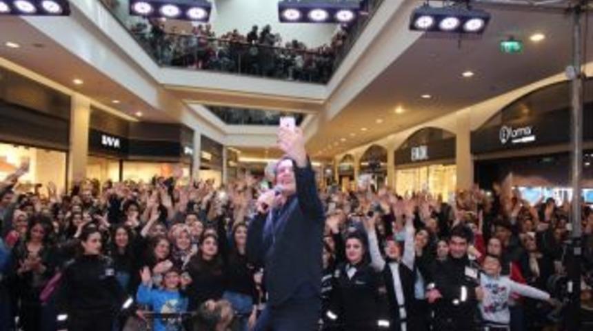 &Uuml;nl&uuml; Şarkıcı Edis, Forum Erzurum&rsquo;da Coşkuyla Karşılandı