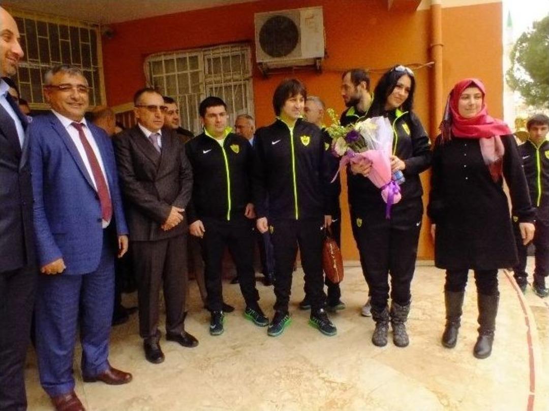 Rus Futbolculardan &Ouml;zel &Ccedil;ocuklara Dostluk Hediyesi