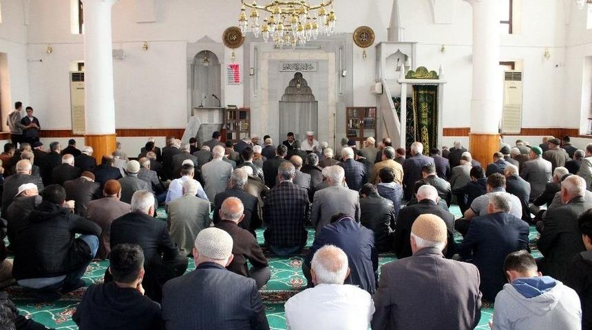 Alparslan T&uuml;rkeş &Ouml;l&uuml;m&uuml;n&uuml;n 20. Yılında Dualarla Anıldı