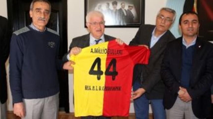 Hekimhan Belediye Başkanı Millioğulları&rsquo;na Hekimhan Belediye Girmanaspor Forması