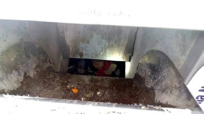 &Ccedil;&ouml;p Konteynerine D&uuml;şen &Ccedil;ocuğu Itfaiye Kurtardı