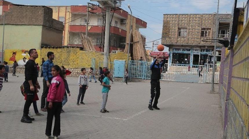 Silopi&rsquo;de Polisler &Ouml;ğrencilerle Top Oynadı