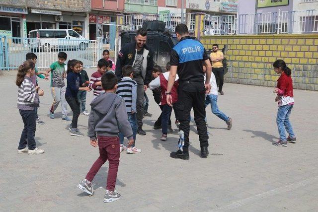 Silopi’de Polisler Öğrencilerle Top Oynadı