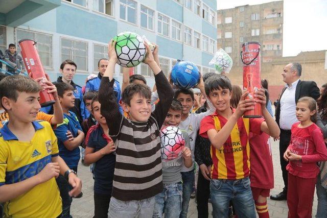 Silopi’de Polisler Öğrencilerle Top Oynadı