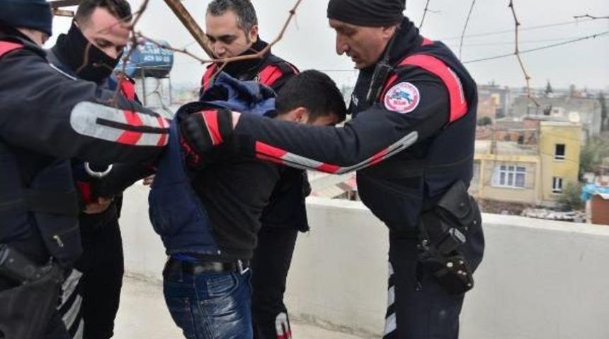 Polisten Ka&ccedil;an Ter&ouml;r &Ouml;rg&uuml;t&uuml; &Uuml;yesi &Ccedil;atıda Yakalandı