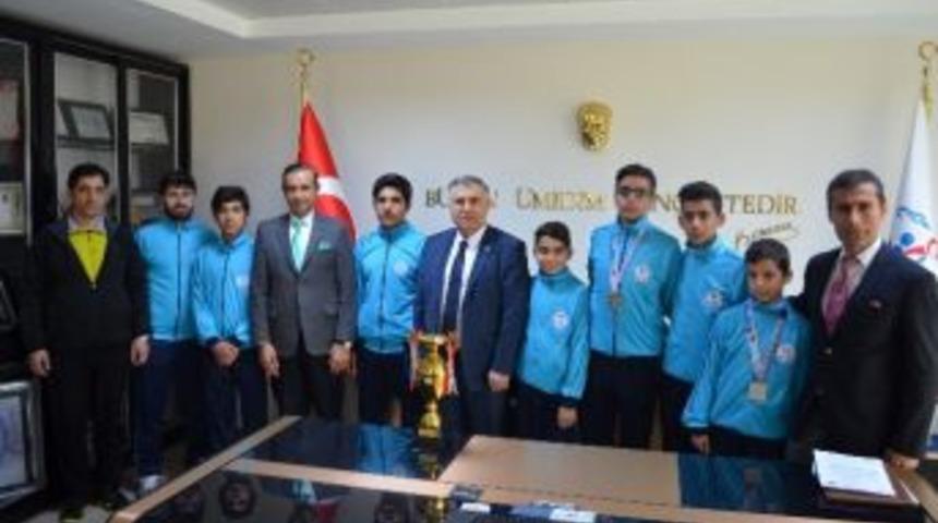 Atıcılık Sporcuları M&uuml;d&uuml;r&uuml; Bağcı&rsquo;yı Ziyaret Etti