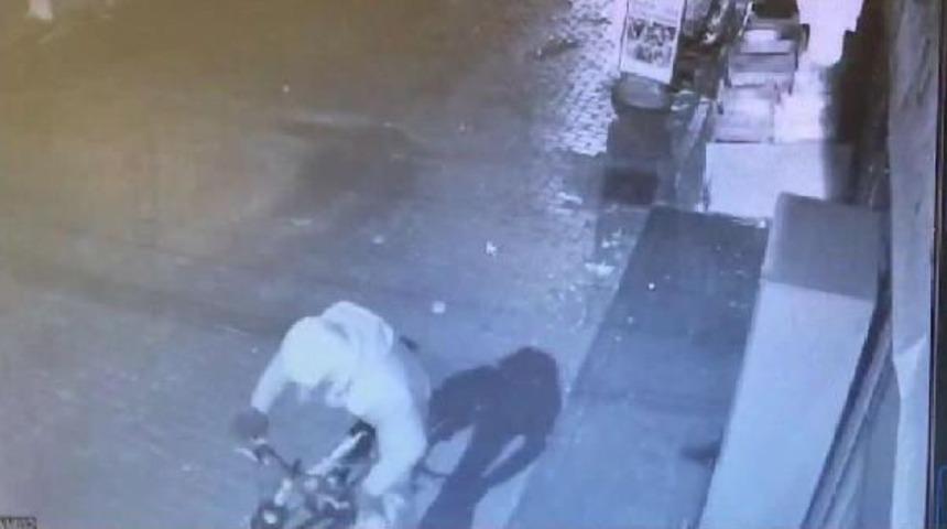 Bisikletli Market Hırsızı G&uuml;venlik Kamerasında