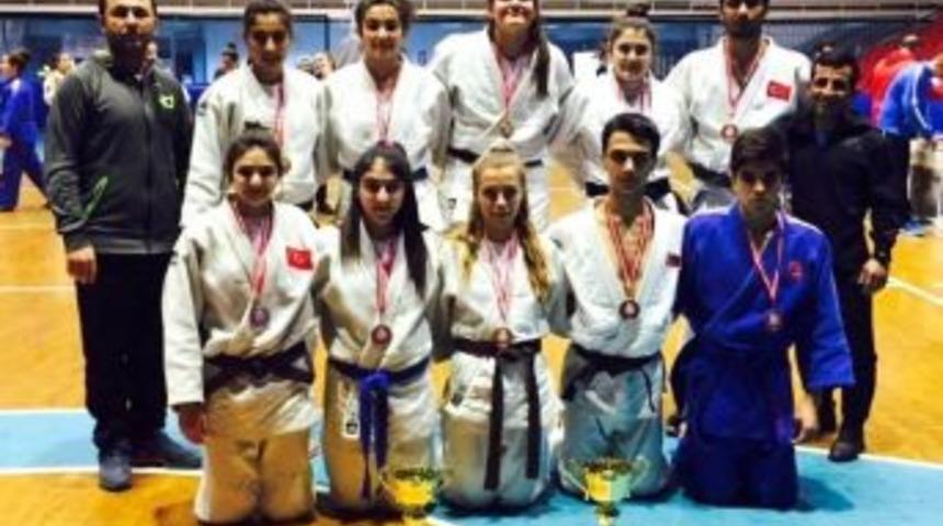 Bayanlar Şampiyon, Erkekler İkinci Oldu