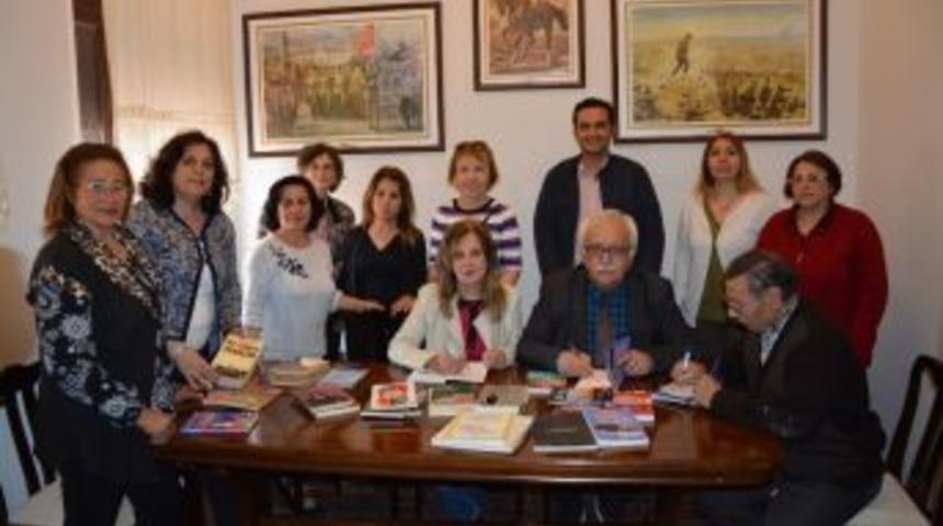 S&ouml;keli Şair Ve Yazarlardan Kent Konseyi K&uuml;t&uuml;phanesine Kitap Bağışı