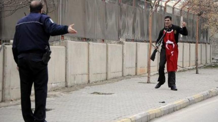 Adliye &Ouml;n&uuml;nde T&uuml;fekle Intihara Kalkıştı