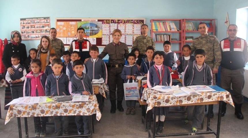 Jandarma Personeli &Ouml;ğrencilerle Ağa&ccedil; Dikti