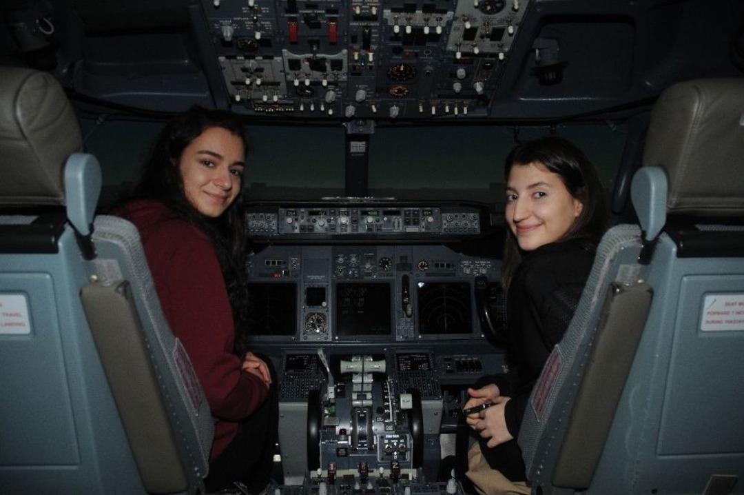 Thy Şehit Polis Ve Gazi &Ccedil;ocuklarını Sim&uuml;lat&ouml;rde U&ccedil;urdu