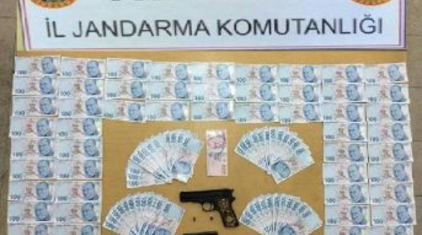 &Ccedil;antasında Sahte Para Ve Tabanca Bulunan A.a. Tutuklandı