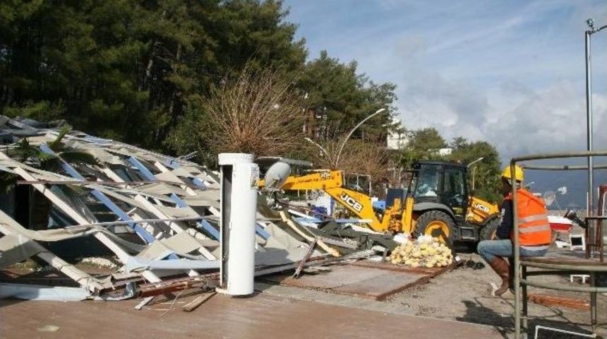 Marmaris&rsquo;te Sahildeki Ka&ccedil;ak Yapılar Yıkılıyor