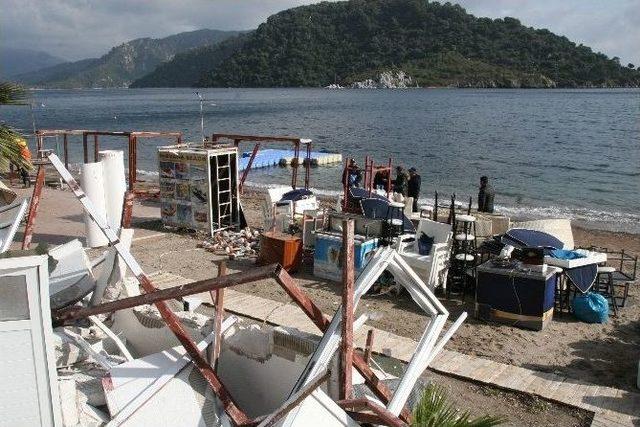 Marmaris’te Sahildeki Kaçak Yapılar Yıkılıyor