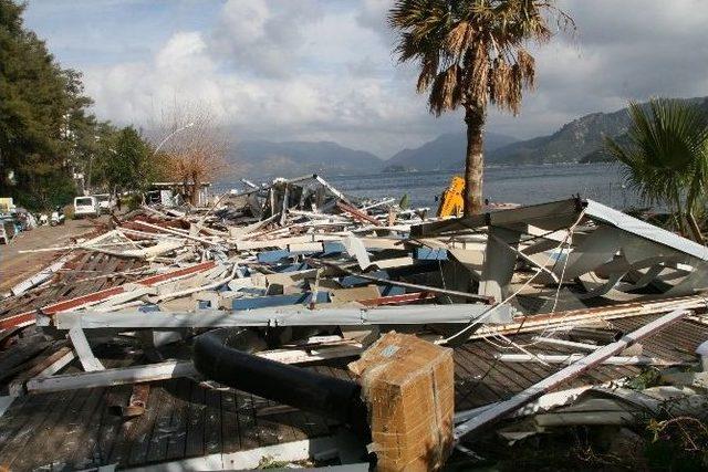 Marmaris’te Sahildeki Kaçak Yapılar Yıkılıyor