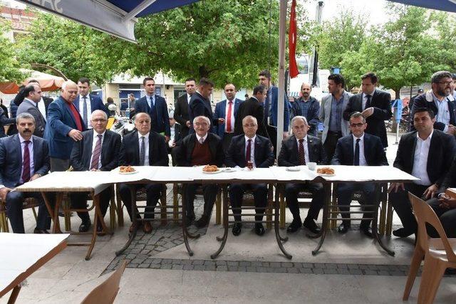 Alparslan T&uuml;rkeş, &Ouml;l&uuml;m&uuml;n&uuml;n 20&rsquo;nci Yılında Salihli&rsquo;de Anıldı 1