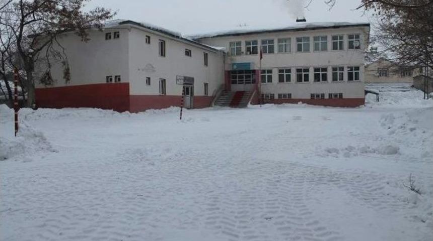 Okul Bah&ccedil;elerinde Kar Temizliği