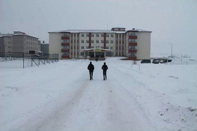 Okul Bah&ccedil;elerinde Kar Temizliği 1