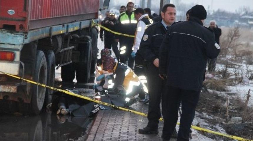 Savaştan Ka&ccedil;tı, Tırın Altında Can Verdi